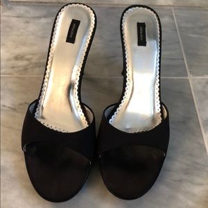 Xhilaration black satin pumps